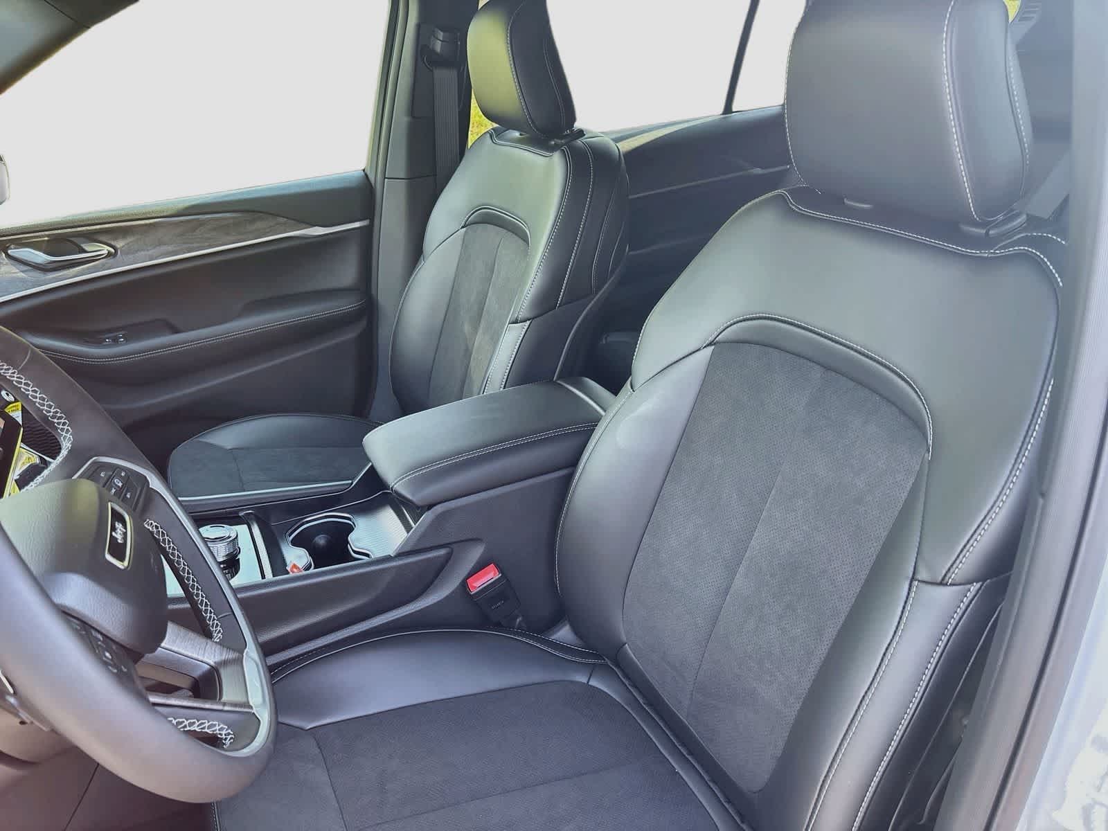 2027 Jeep Grand Cherokee Laredo Altitude