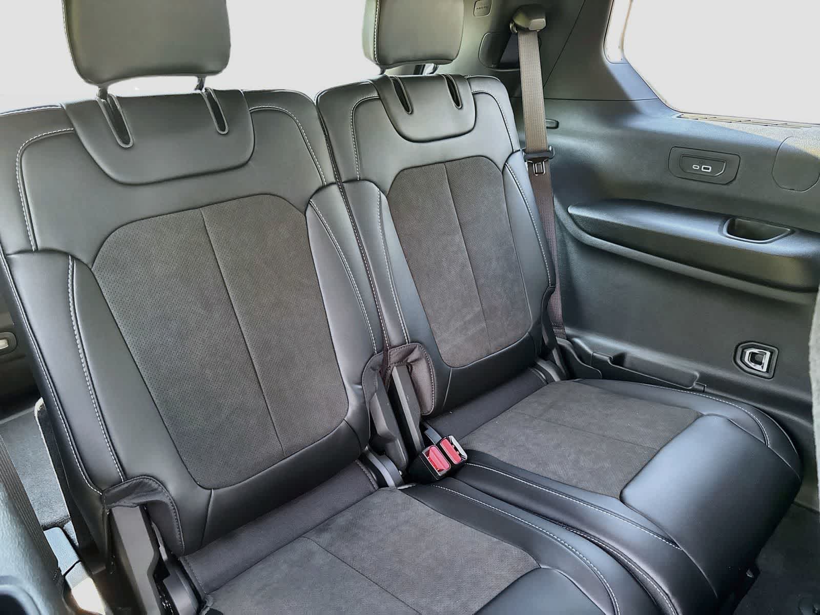 2027 Jeep Grand Cherokee Laredo Altitude