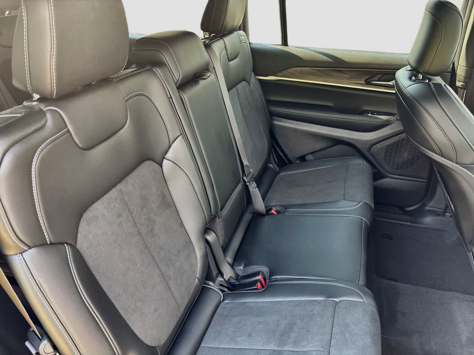 2027 Jeep Grand Cherokee Laredo Altitude