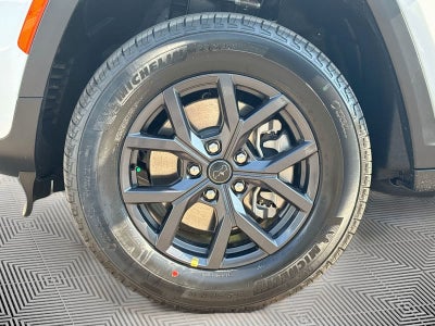 2027 Jeep Grand Cherokee Laredo Altitude
