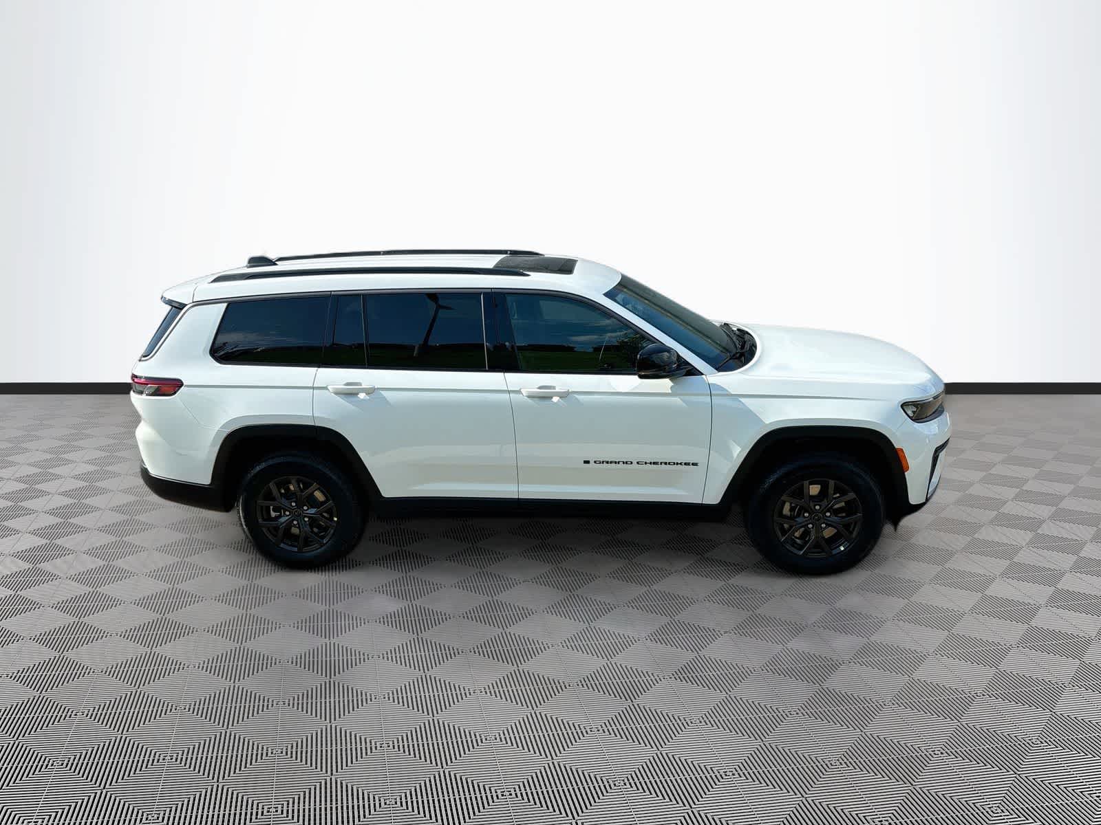 2027 Jeep Grand Cherokee Laredo Altitude