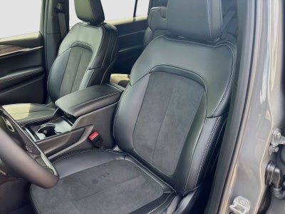 2027 Jeep Grand Cherokee Laredo Altitude
