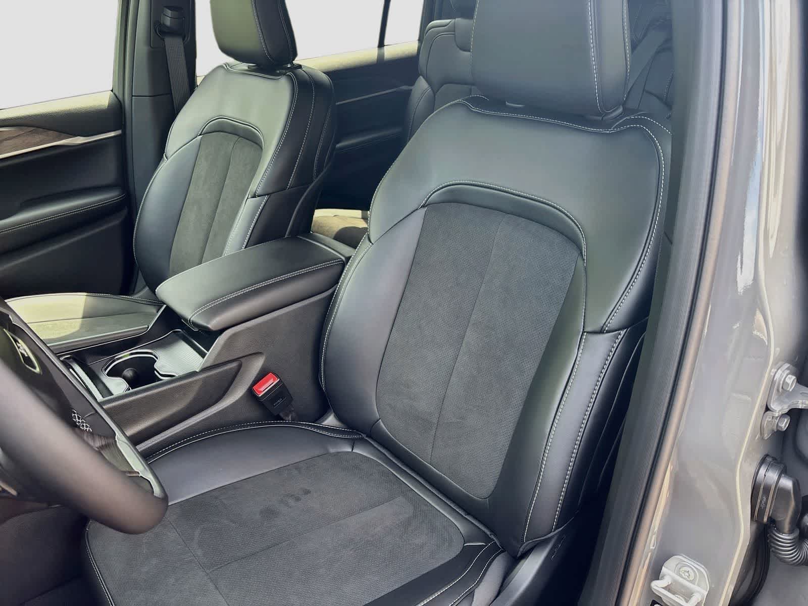 2027 Jeep Grand Cherokee Laredo Altitude