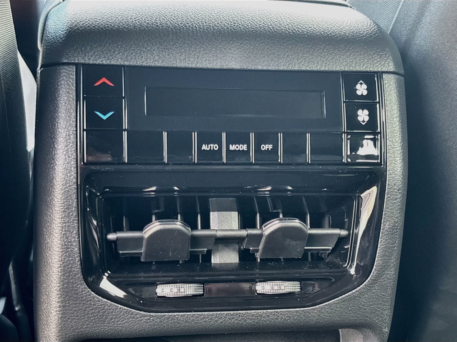 2027 Jeep Grand Cherokee Laredo Altitude