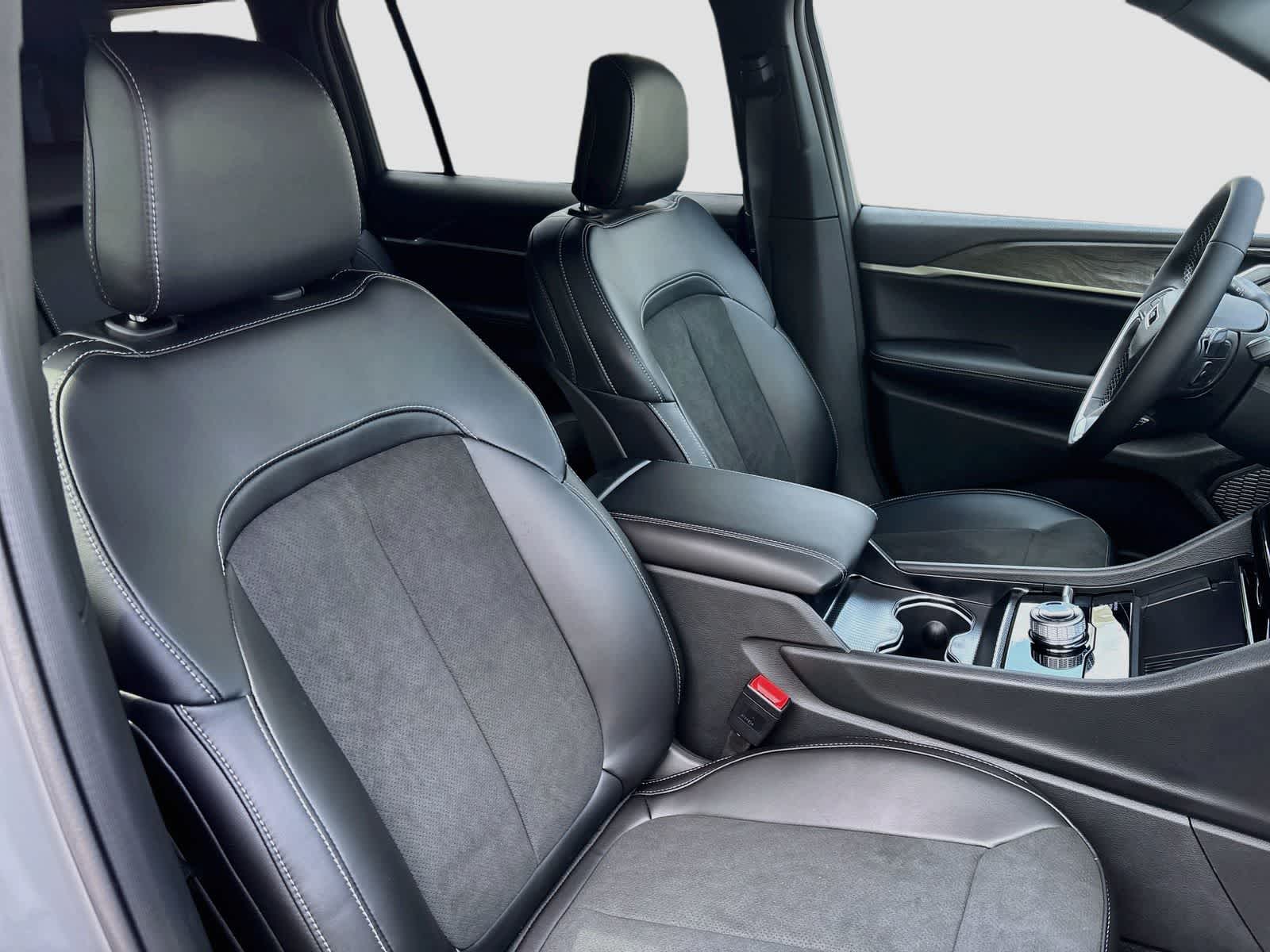 2027 Jeep Grand Cherokee Laredo Altitude