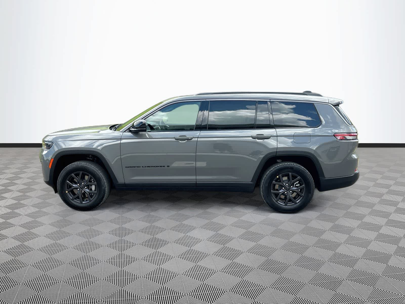 2027 Jeep Grand Cherokee Laredo Altitude