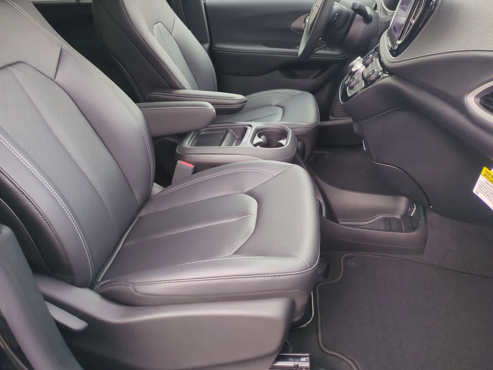 2027 Chrysler Pacifica Select
