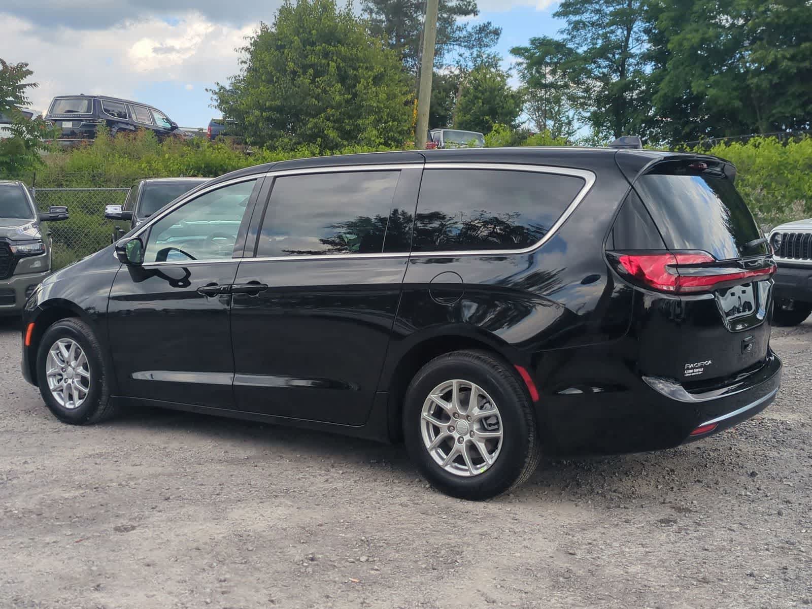 2027 Chrysler Pacifica Select