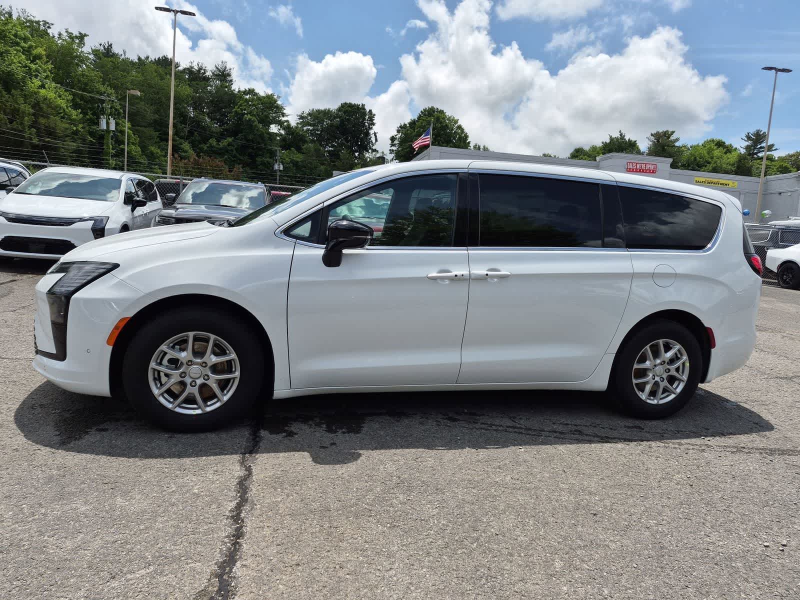 2027 Chrysler Pacifica Select