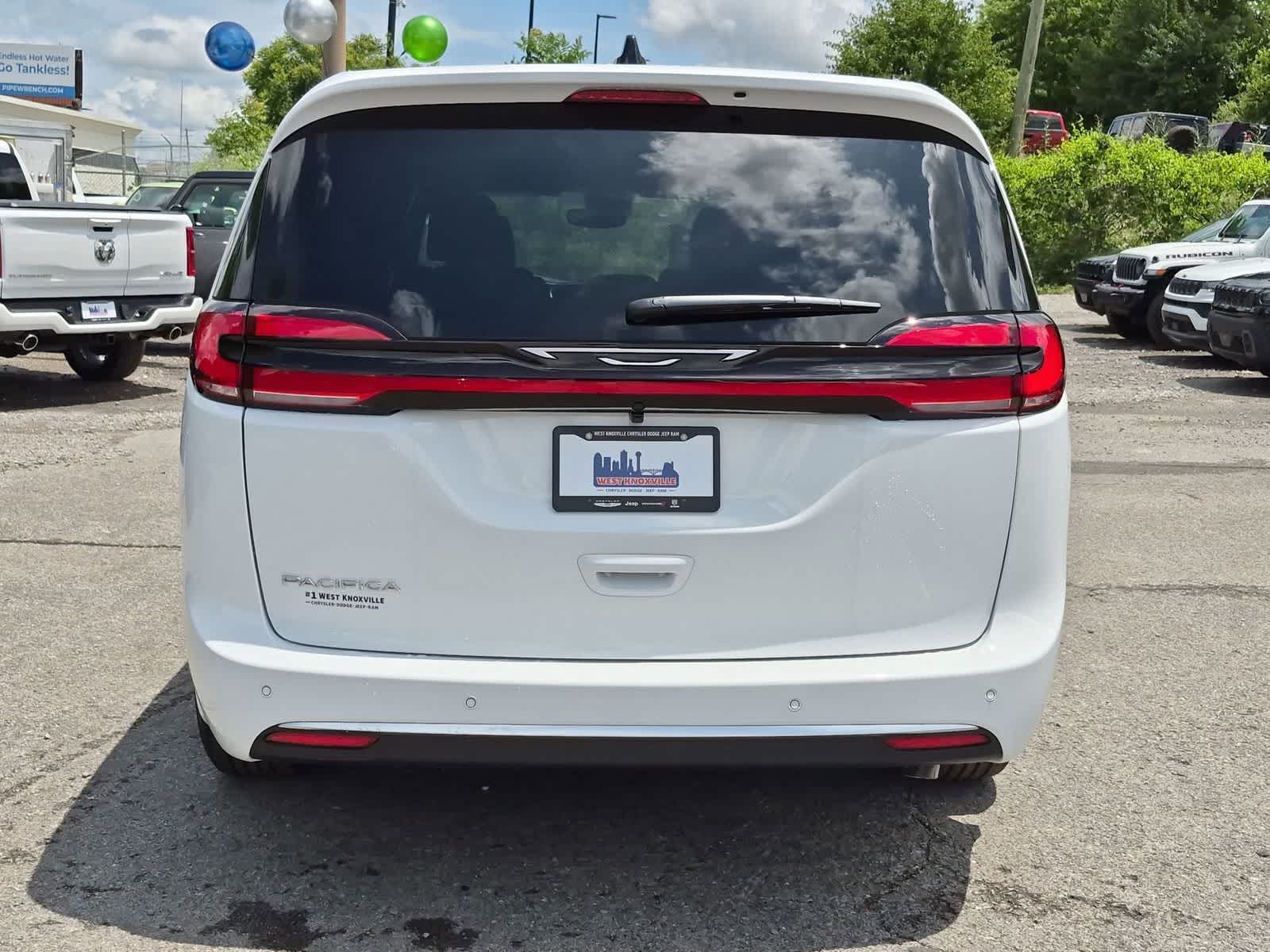 2027 Chrysler Pacifica Select