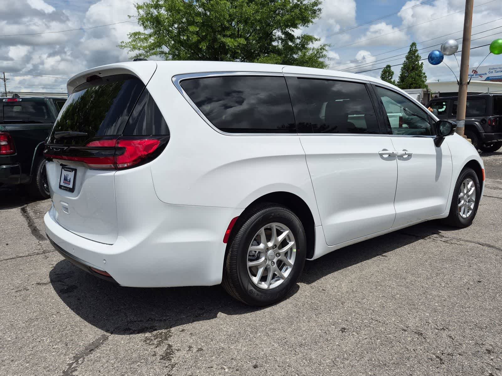 2027 Chrysler Pacifica Select
