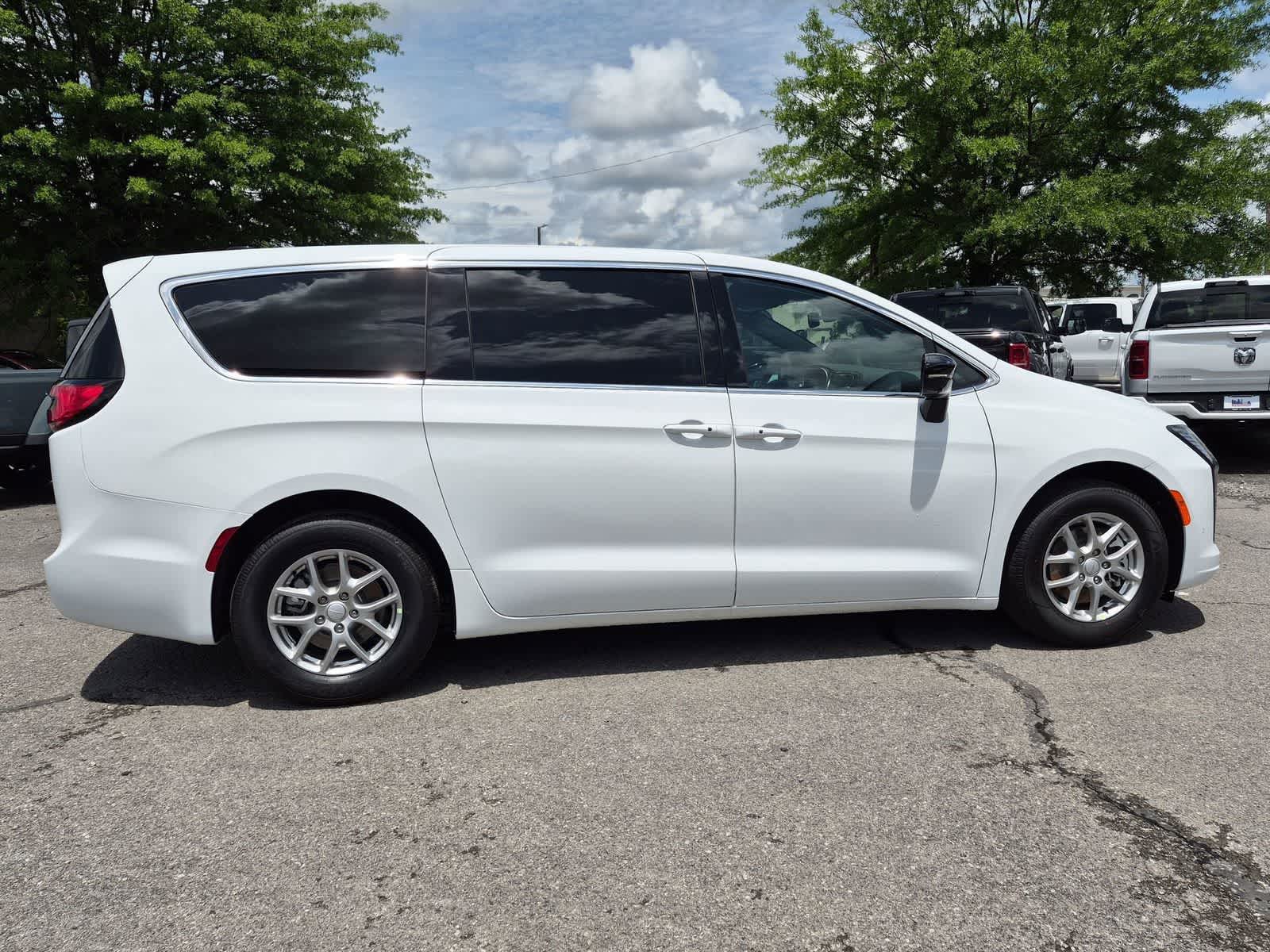2027 Chrysler Pacifica Select