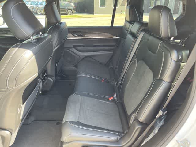 2027 Jeep Grand Cherokee Laredo Altitude
