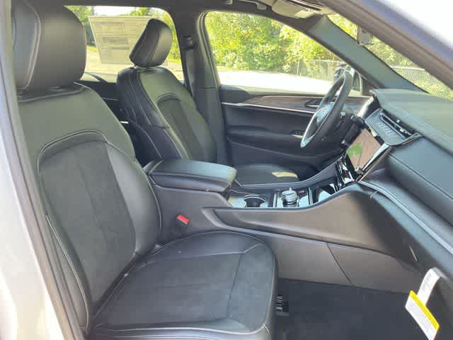 2027 Jeep Grand Cherokee Laredo Altitude
