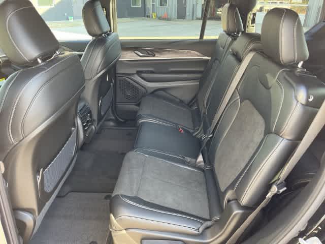 2027 Jeep Grand Cherokee GRAND CHEROKEE L LAREDO ALTITUDE 4X4