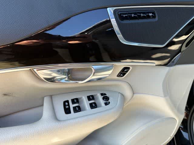 2019 Volvo XC90 Momentum